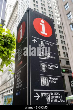 Informazioni cartello a Lower Manhattan nel quartiere finanziario, New York City, USA, 2022 Foto Stock