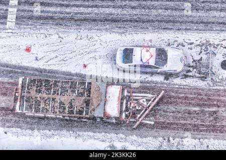 Treacherous Conditions su E. 34th Street. Lo spazzaneve e il veicolo di emergenza mantengono il traffico in movimento a New York City, USA 2018 Foto Stock