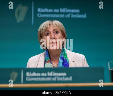 Heather Humphreys TD, ministro irlandese della protezione sociale e ministro dello sviluppo rurale e comunitario, ha annunciato il bilancio per la protezione sociale presso gli edifici governativi di Dublino. Data immagine: Martedì 27 settembre 2022. Foto Stock