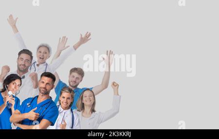 Gruppo di medici sorridenti felici alzando le braccia su sfondo grigio con spazio per la copia per il testo Foto Stock