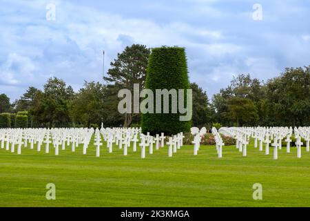 File di lapidi allineate al cimitero di guerra americano, Omaha Beach, Colville-sur-Mer, Calvados, Normandia, Francia. Foto Stock