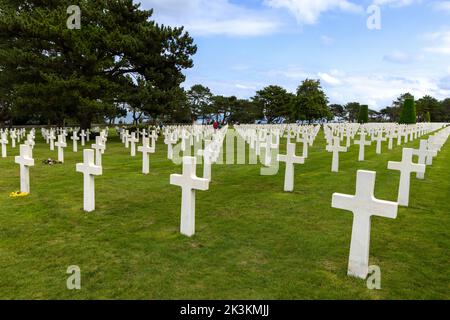 File di lapidi allineate al cimitero di guerra americano, Omaha Beach, Colville-sur-Mer, Calvados, Normandia, Francia. Foto Stock