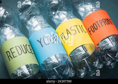 Riducete l'ingombro in plastica, le bottiglie di plastica scritte a mano, il concetto ambientale, riducete la plastica intorno a noi, curando la terra e i futuri gener Foto Stock