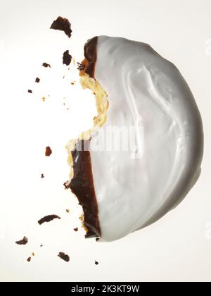 Biscotto bianco e nero mangiato a metà Foto Stock