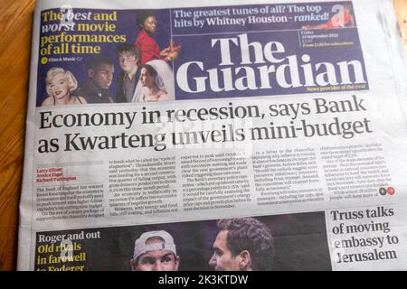 'Economia in recessione, dice la Banca come Kwarteng svela mini-budget' Guardian giornale prima pagina British economia articolo 23 settembre 2022 Regno Unito Foto Stock