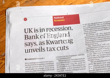 "Il Regno Unito è in recessione, dice Bank of England, come Kwarteng svela i tagli fiscali" Guardian giornale headline British Economy articolo 23 settembre 2022 Londra Foto Stock