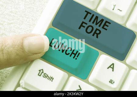 Scrivere il testo visualizzato sia il vostro capo. Concetto di Internet momento di avere un pasto pausa dal lavoro relax mangiare drink riposo Foto Stock