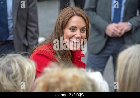 Swansea, Regno Unito. 27th Set, 2022. Catherine Princess of Wales si impegna con la gente del posto durante la sua visita a Swansea questo pomeriggio con il Principe William durante una passeggiata. La coppia reale visitò la chiesa di San Tommaso a Swansea, che sostiene le persone nella zona locale e attraverso Swansea. La chiesa ospita una banca alimentare che sostiene oltre 200 persone alla settimana e i Baby Basics Swansea, che distribuiscono articoli essenziali per le madri vulnerabili, come articoli da toeletta e vestiti. Credit: Phil Rees/Alamy Live News Foto Stock