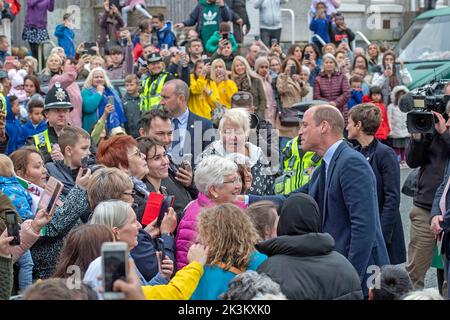 Swansea, Regno Unito. 27th Set, 2022. Il principe William si impegna con la gente del posto durante la sua visita a Swansea questo pomeriggio con Caterina Principessa del Galles. La coppia reale visitò la chiesa di San Tommaso a Swansea, che sostiene le persone nella zona locale e attraverso Swansea. La chiesa ospita una banca alimentare che sostiene oltre 200 persone alla settimana e i Baby Basics Swansea, che distribuiscono articoli essenziali per le madri vulnerabili, come articoli da toeletta e vestiti. Credit: Phil Rees/Alamy Live News Foto Stock