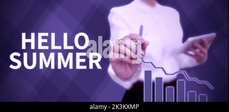 Cartello con su scritto Ciao estate. Concetto di affari che accoglie la stagione più calda dell'anno viene dopo la primavera Foto Stock