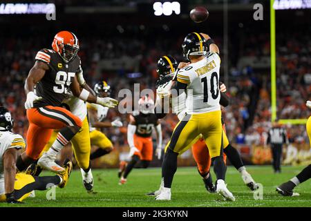 Cleveland, Ohio, Stati Uniti. 22nd Set, 2022. 22nd settembre 2022 Pittsburgh Steelers Quarterback Mitch Trebisky (10) e Cleveland Browns Defensive End Myles Garrett (95) durante Pittsburgh Steelers vs Cleveland Browns a Cleveland, Ohio, al FirstEnergy Stadium. Jake Mysliwczyk/BMR (Credit Image: © Jake Mysliwczyk/BMR via ZUMA Press Wire) Foto Stock