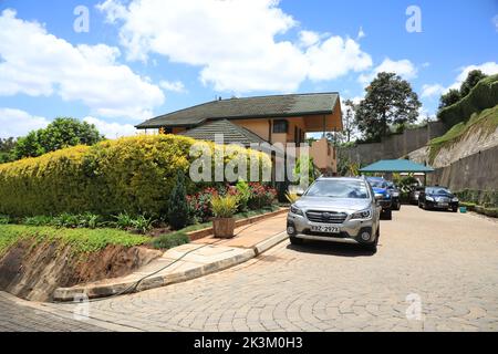 La casa del defunto avvocato keniota Paul Gicheru, a Nairobi, nella casa di Karen, dove è stato trovato morto il lunedì sera. Gicheru stava affrontando accuse di interferenza con testimoni che dovevano testimoniare contro il presidente recentemente eletto del Kenya, il ruolo di William Ruto nella violenza post-elettorale del 2007-2008 presso la Corte penale internazionale (CPI) in Olanda. Foto Stock