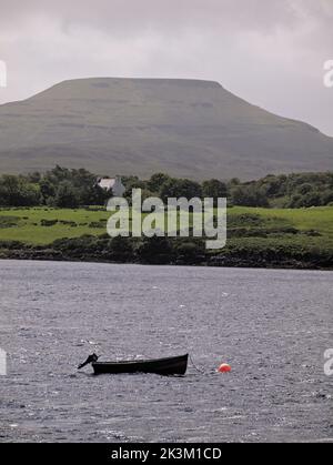 MacLeod's Table North e una barca da pesca sul lago di Loch Dunvegan, vicino al molo privato presso il castello di Dunvegan, Isola di Skye, Scozia. Foto Stock