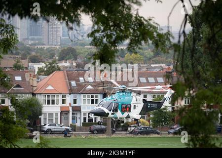 Visto da Ruskin Park a Lambeth a sud di Londra, un elicottero Leonardo AW-169 (G-KSST) del Kent Air Ambulance si solleva di fronte alle case vicino al Kings College Hospital di Camberwell, il 21st settembre 2022, a Londra, Inghilterra. Foto Stock