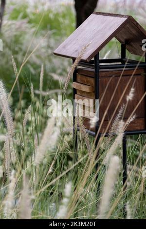 Casa di riposo per le api, alveare per le api. Rest per insetti, casa per api, cura per api nella forma di una casa. Si prenda cura degli insetti nel vostro giardino Foto Stock