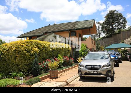 Nairobi, Kenya. 27th Set, 2022. La casa del defunto avvocato keniota Paul Gicheru, a Nairobi, nella casa di Karen, dove è stato trovato morto il lunedì sera. Gicheru stava affrontando accuse di interferenza con testimoni che dovevano testimoniare contro il presidente recentemente eletto del Kenya, il ruolo di William Ruto nella violenza post-elettorale del 2007-2008 presso la Corte penale internazionale (CPI) in Olanda. (Foto di John Ochieng/SOPA Images/Sipa USA) Credit: Sipa USA/Alamy Live News Foto Stock