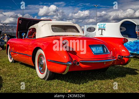 Daytona Beach, FL - 28 novembre 2020: Vista posteriore d'angolo di una Chevrolet Corvette 1955 convertibile ad una fiera automobilistica locale. Foto Stock