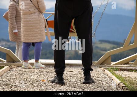 Un uomo si trova sulla cima di una montagna nei Carpazi in Ucraina, piedi su una strada di pietra ad un'altezza, sale al successo, raggiungere il successo, trekking in th Foto Stock