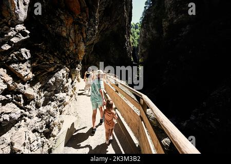 Fratello con sorella escursioni in Liechtenstein o gola del Liechtenstein, Austria. Foto Stock