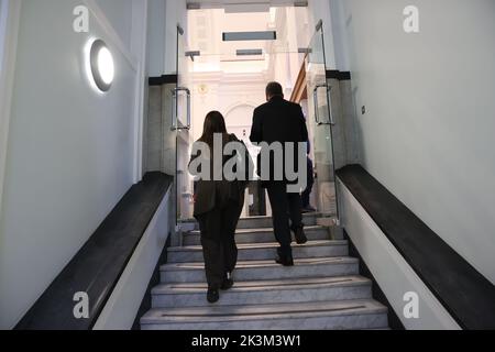 Persone che evacuano l'edificio a causa di un allarme antincendio durante una conferenza stampa per il Dipartimento degli alloggi, il governo locale e il patrimonio degli edifici governativi di Dublino. Data immagine: Martedì 27 settembre 2022. Foto Stock