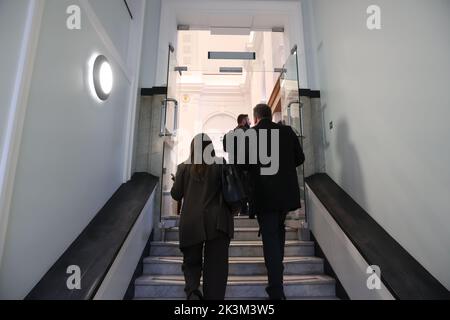 Persone che evacuano l'edificio a causa di un allarme antincendio durante una conferenza stampa per il Dipartimento degli alloggi, del Governo locale e del Patrimonio presso gli edifici governativi di Dublino. Data immagine: Martedì 27 settembre 2022. Foto Stock