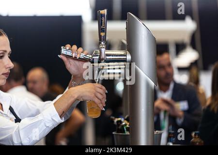 Primo piano della mano di barman alla spina della birra che versa una birra alla spina Foto Stock