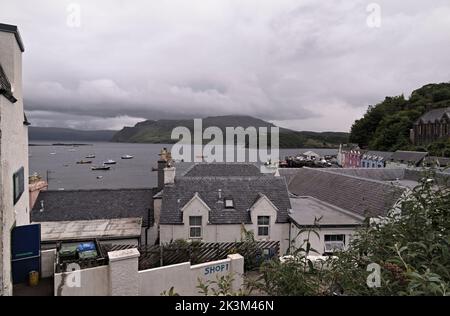 Barche da pesca nel porto di Portree, Loch Portree e ben Tianavaig nella nebbia, Isola di Skye, Scozia. Foto Stock