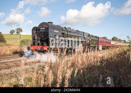 BRITTANIA 70000 ALLA STAZIONE DI HELLIFIELD DI LONDRA AL DISTRETTO DEL LAGO TRAMITE LA FERROVIA SETTLE & CARLISLE (LONDON VICTORIA - DISTRETTO DEL LAGO OXENHOLME) Foto Stock