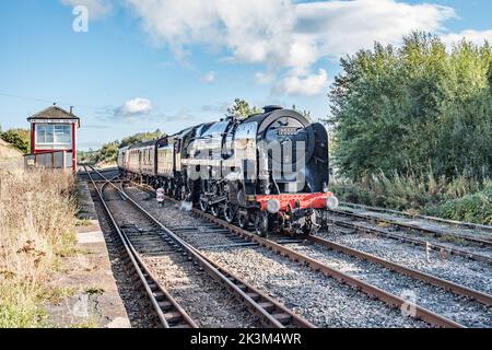 BRITTANIA 70000 ALLA STAZIONE DI HELLIFIELD DI LONDRA AL DISTRETTO DEL LAGO TRAMITE LA FERROVIA SETTLE & CARLISLE (LONDON VICTORIA - DISTRETTO DEL LAGO OXENHOLME) Foto Stock