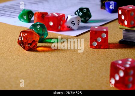 Gioco di dadi per giocare a ruoli di diversi colori su un tavolo. Foto Stock