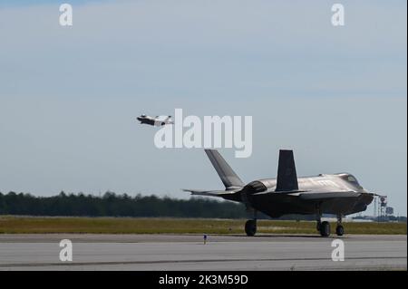 Eglin AFB, Florida, Stati Uniti. 27th Set, 2022. Nomads con lo Squadrone dei combattente 58th e lo Squadrone dei combattente 60th, 33rd Fighter Wing, decollo per la base dell'aeronautica militare di Barksdale, Louisiana, dalla base dell'aeronautica militare di Eglin, Florida, 27 settembre 2022. La leadership con il 33rd FW ha diretto il riposizionamento degli aerei a Barksdale AFB, per prepararsi a possibili venti dannosi causati dall'uragano Ian. Credito: Leandra Garcia/USA Air Force/Digital/ZUMAPRESS.com/Alamy Live News Foto Stock