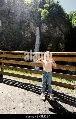 Ragazza contro cascata in Liechtenstein o gola del Liechtenstein, Austria. Foto Stock