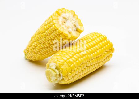 Due semi di spiga di mais dolce maturo isolato su fondo bianco. Isolato. Elemento di design della confezione. Mais dolce senza buccia. Primo piano Foto Stock