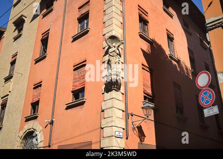 Facciata dell'edificio con scultura in pietra Piazza Galileo Galilei Bologna Italia Foto Stock