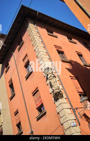 Facciata dell'edificio con scultura in pietra Piazza Galileo Galilei Bologna Italia Foto Stock