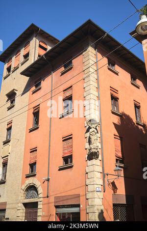 Facciata dell'edificio con scultura in pietra Piazza Galileo Galilei Bologna Italia Foto Stock