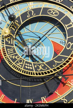 Serie fotografica Praga: Dettaglio dell'orologio astronomico di Praga, formato ritratto Foto Stock