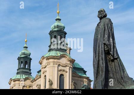 Jan Hus Monument nella Piazza della Città Vecchia di Praga con la Chiesa di San Nicola sullo sfondo Foto Stock