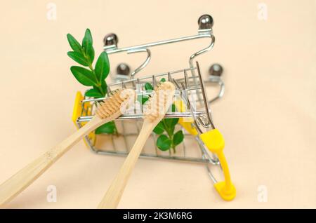 Due spazzolini da denti in legno su un carrello, primo piano Foto Stock