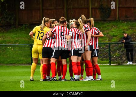 I giocatori di Sunderland Women si accoccolano prima della loro partita contro Charlton Athletic Women nel fa Women's Championship. Foto Stock