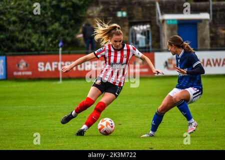 Sunderland Women Captain Emma Kelly in azione contro Charlton Athletic Women. Foto Stock