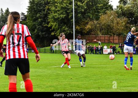 Sunderland Women Forward Emily Scarr spara il suo fianco in testa contro Charlton Athletic Women. Foto Stock