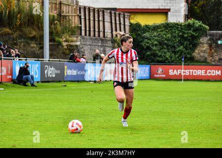 Sunderland Emily Scarr delle donne si spezza in avanti contro le donne atletiche di Charlton,. Foto Stock