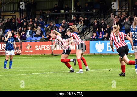 Il capitano delle donne di Sunderland, Emma Kelly (centro), festeggia il secondo gol del suo fianco contro le donne atletiche di Charlton. Foto Stock