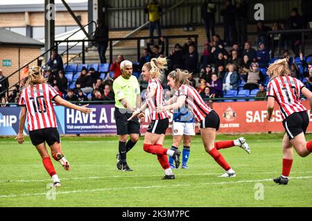 Il capitano delle donne di Sunderland, Emma Kelly (centro), festeggia il secondo gol del suo fianco contro le donne atletiche di Charlton. Foto Stock