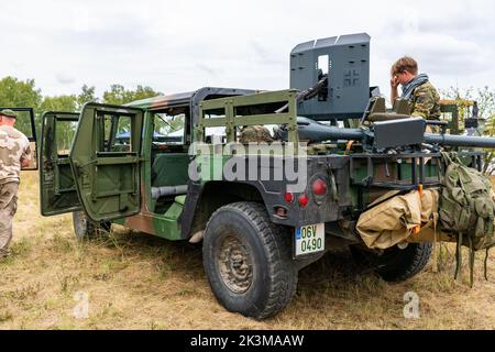 Giornata militare Hodonin - Panov. Attrezzature militari storiche e contemporanee, hummer per auto militari, vista posteriore Foto Stock