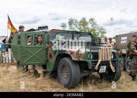 Giornata militare Hodonin - Panov. Attrezzature militari storiche e contemporanee, hummer per auto militari Foto Stock