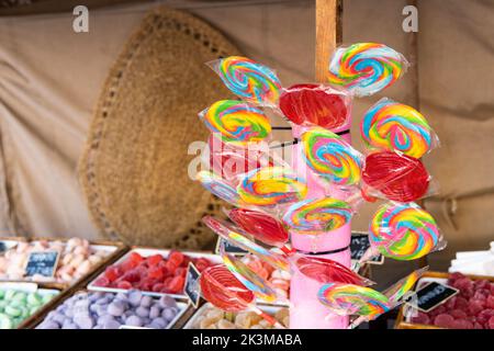 Assortimento di lecca lecca e confetti colorati in gelatina nel negozio. Mercato tradizionale, spazio copia Foto Stock