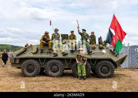Giornata militare Hodonin - Panov. Attrezzature militari storiche e contemporanee, portatore di personale blindato Foto Stock