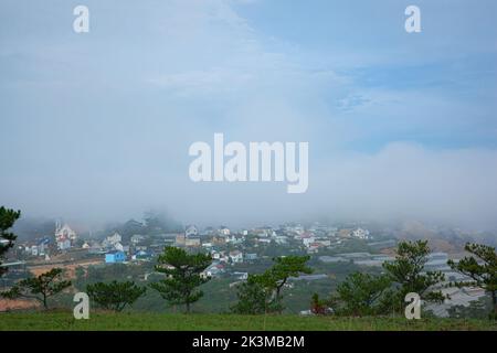 La città di da Lat al mattino è avvolta dalla nebbia Foto Stock
